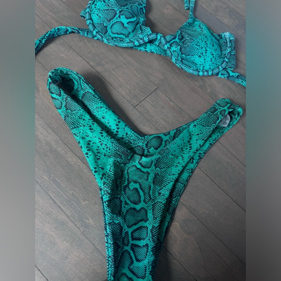 Bikini - Picture 3 of 3